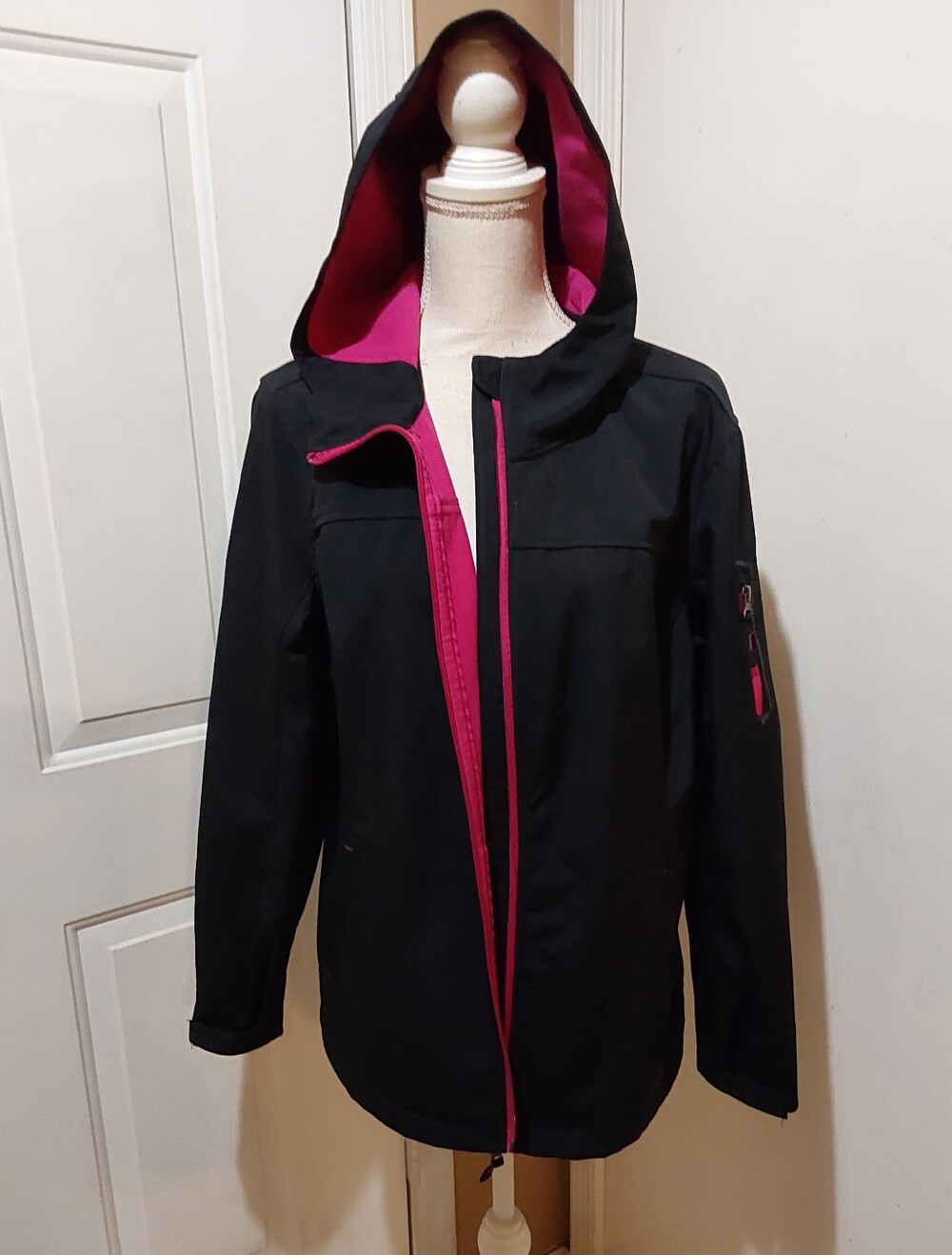 🌺 Near New FREE TECH Black/Hot Pink Hooded Track Jacket